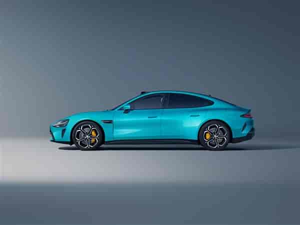 小米汽车首款轿跑SU7官图震撼发布:海湾蓝的未来速度