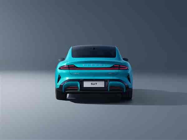 小米汽车首款轿跑SU7官图震撼发布:海湾蓝的未来速度