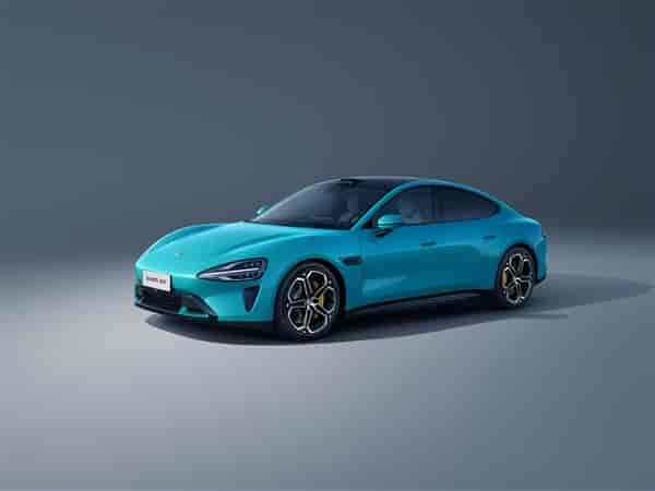 小米汽车首款轿跑SU7官图震撼发布:海湾蓝的未来速度