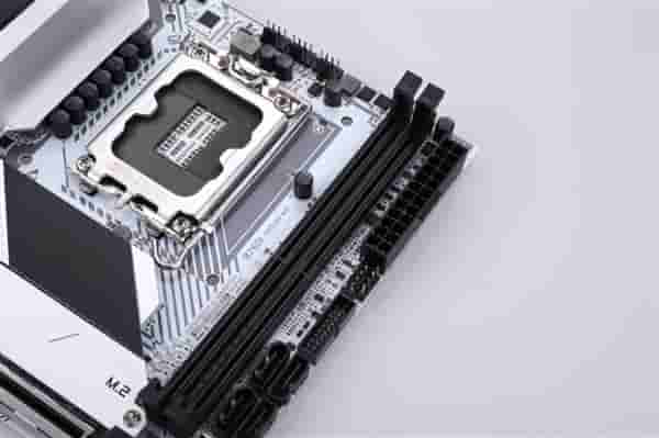 13代酷睿mini起来 七彩虹CVN B760I ITX主板上市:仅售1199元