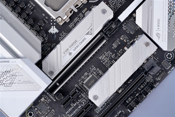 银白装甲!华硕ROG STRIX B760-G GAMING WIFI D4小吹雪主板图赏