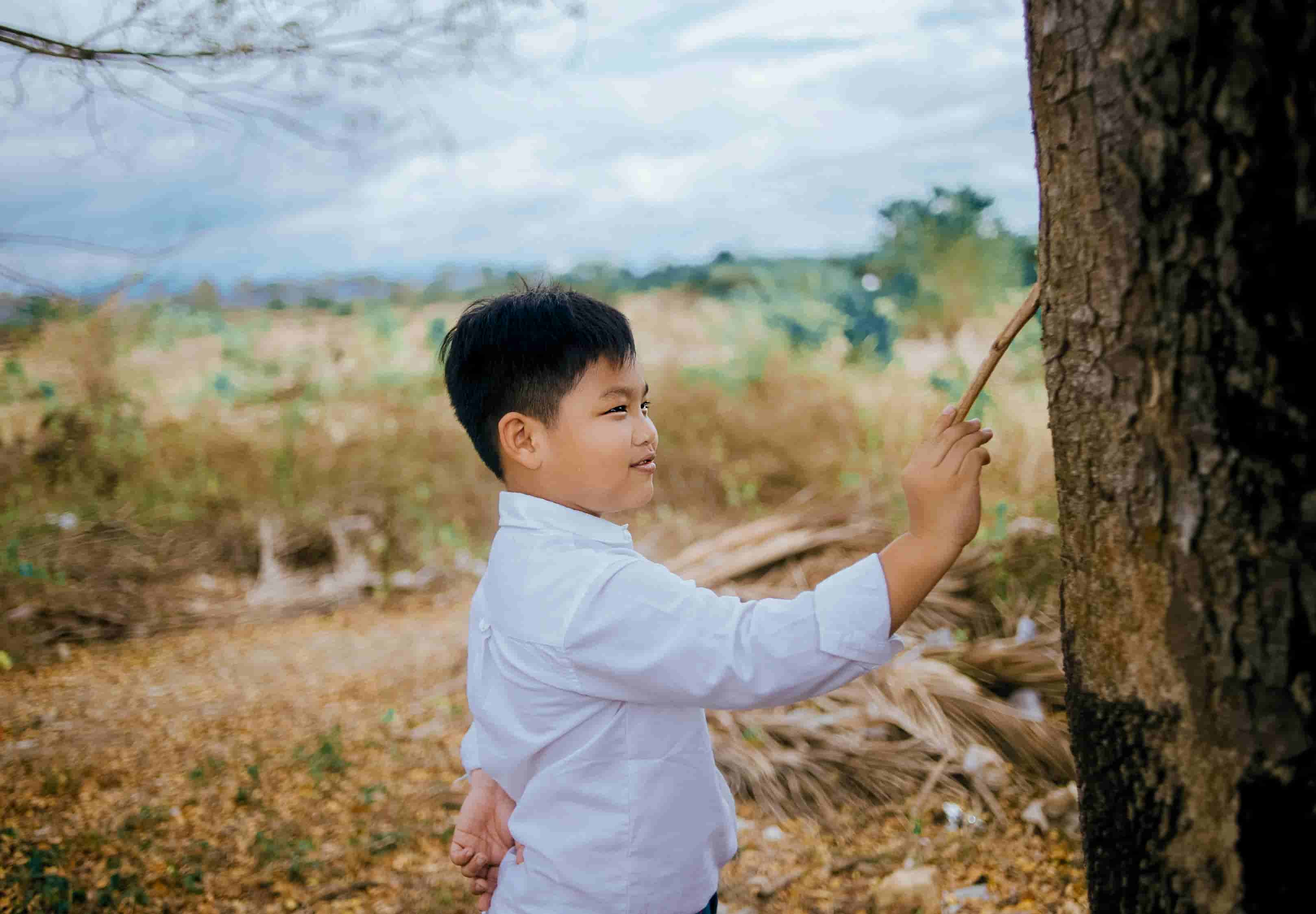 官方回应河南一农村小孩疑似吃土事件，真相与反思