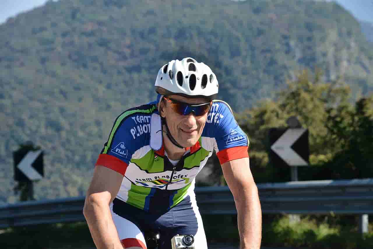 女子骑行单车遭遇悲剧，手机与生命的瞬间抉择