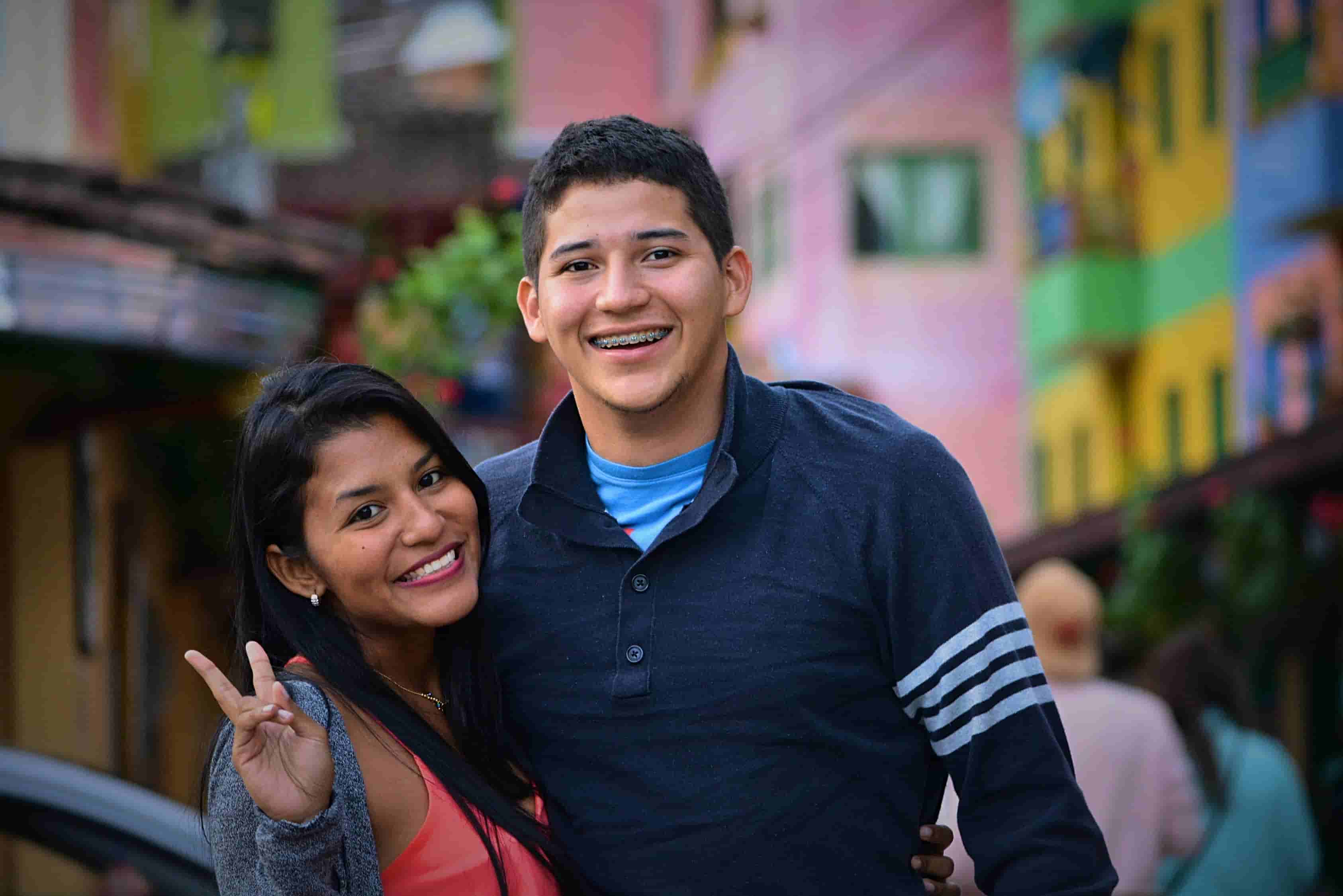 秦岚与虞书欣的深情拥抱,跨代友谊的力量 秦岚与虞书欣的深情拥抱,跨代友谊的力量