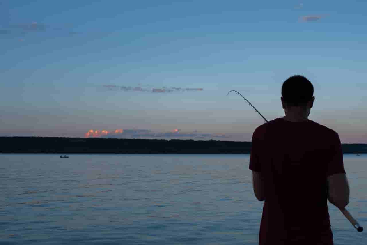 男子夜钓意外钓上一张挂满鱼的网 男子夜钓意外钓上一张挂满鱼的网