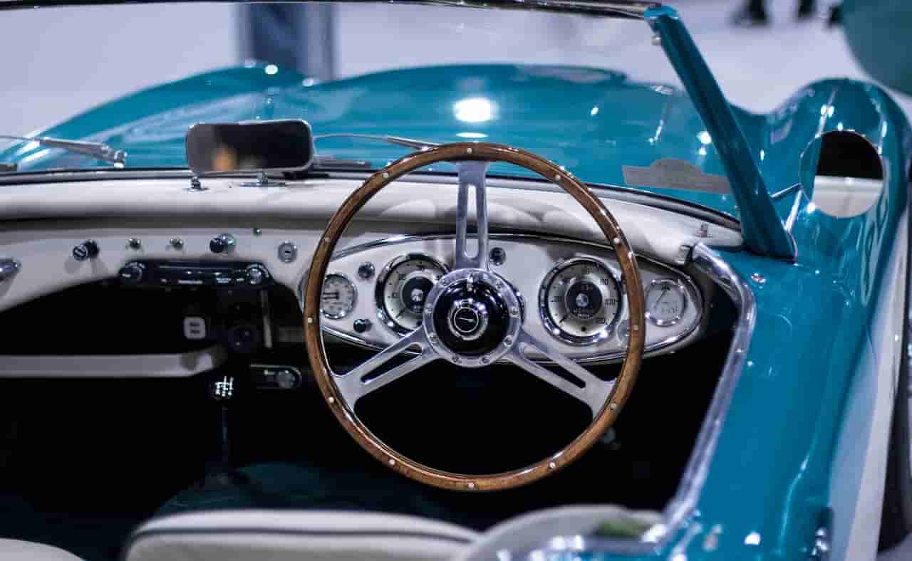 上海一小哥驾驶五十万黄牌摩托车送外卖,速度与激情背后的故事 上海一小哥驾驶五十万黄牌摩托车送外卖,速度与激情背后的故事