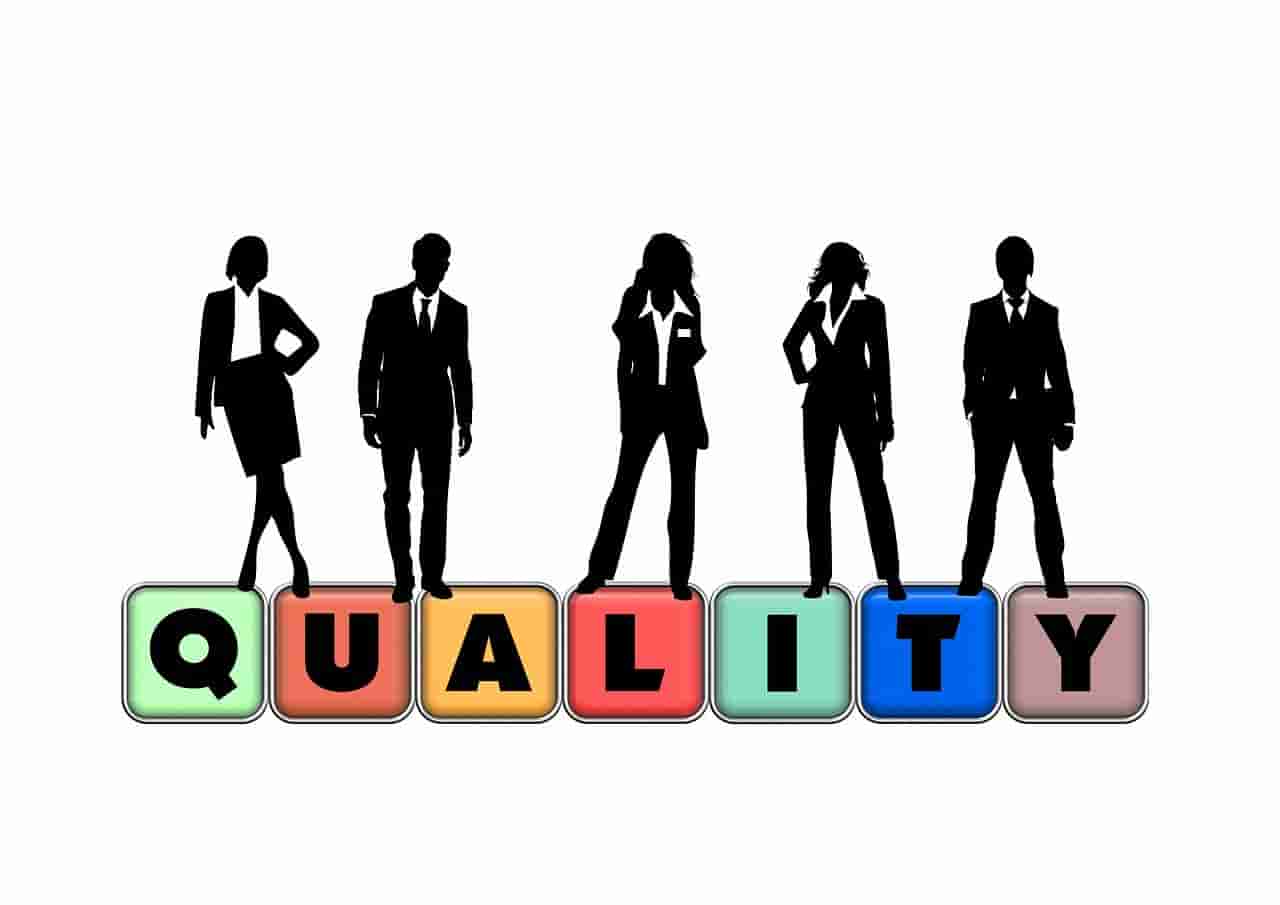 男子为等家人四次阻挡高铁关门，社会现象与个人责任