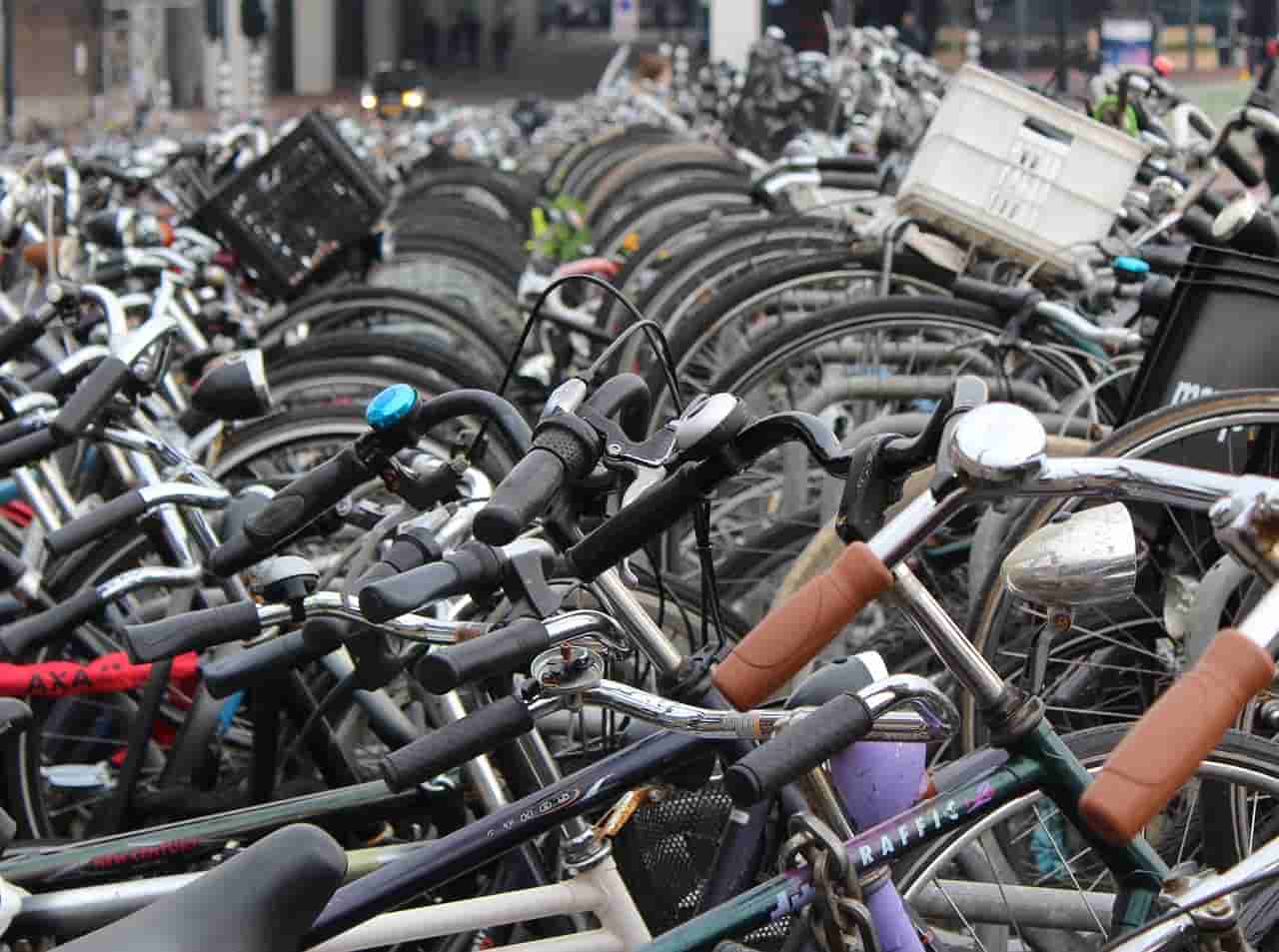 行人闯红灯致电动车主被轧身亡获刑,法律面前人人平等 行人闯红灯致电动车主被轧身亡获刑,法律面前人人平等