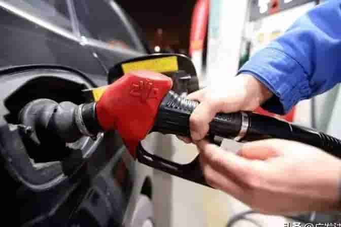 油车时代难题：加油难、保养贵、贬值快，老司机如何应对？