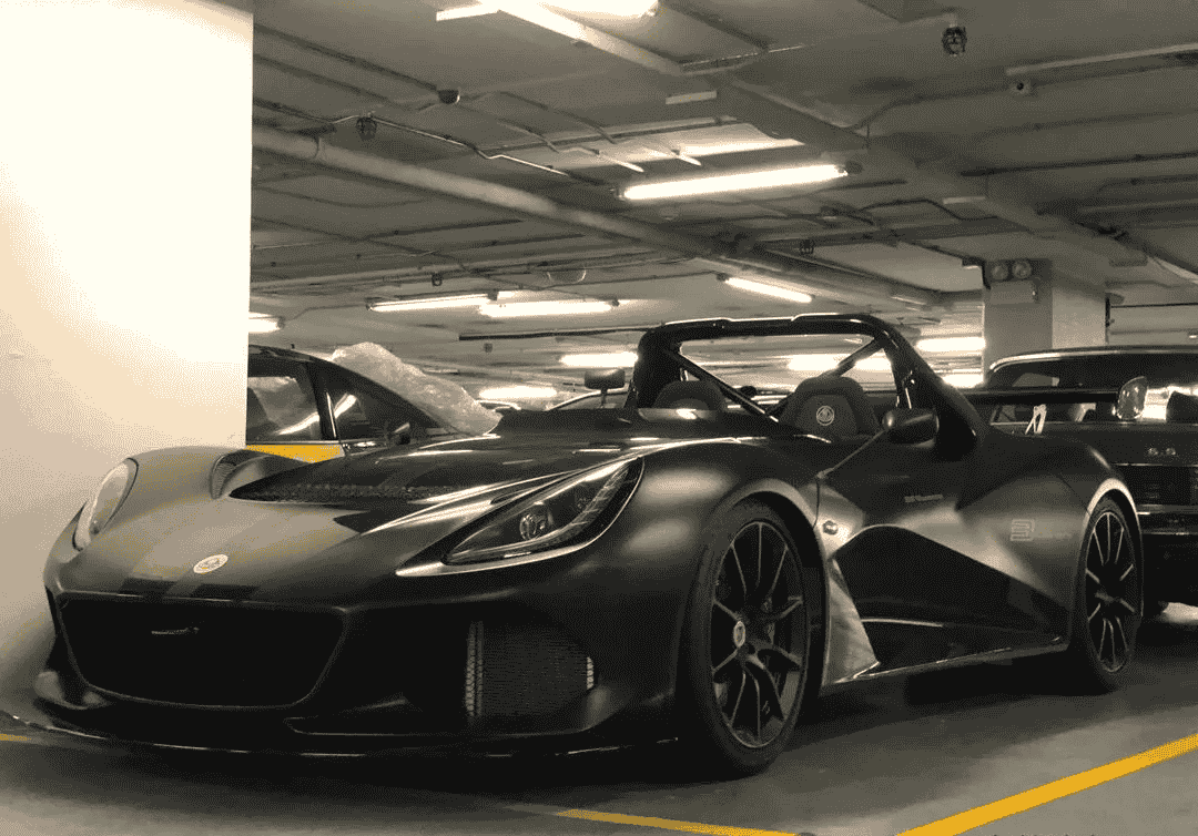 莲花跑车无挡风玻璃，驾驶需戴头盔，网友：下雨咋整？