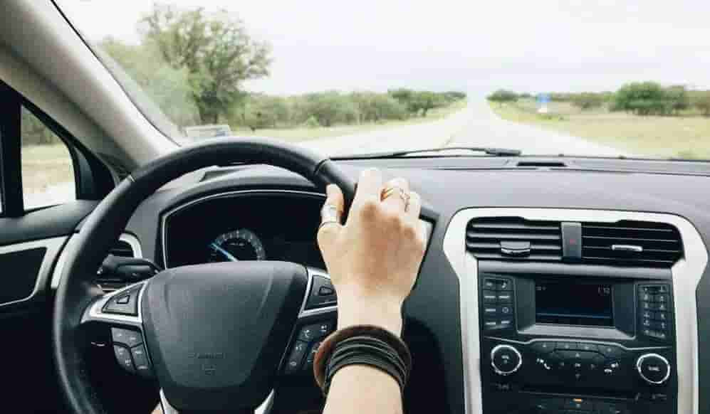 高速龟速车为何偏爱左车道？背后真相