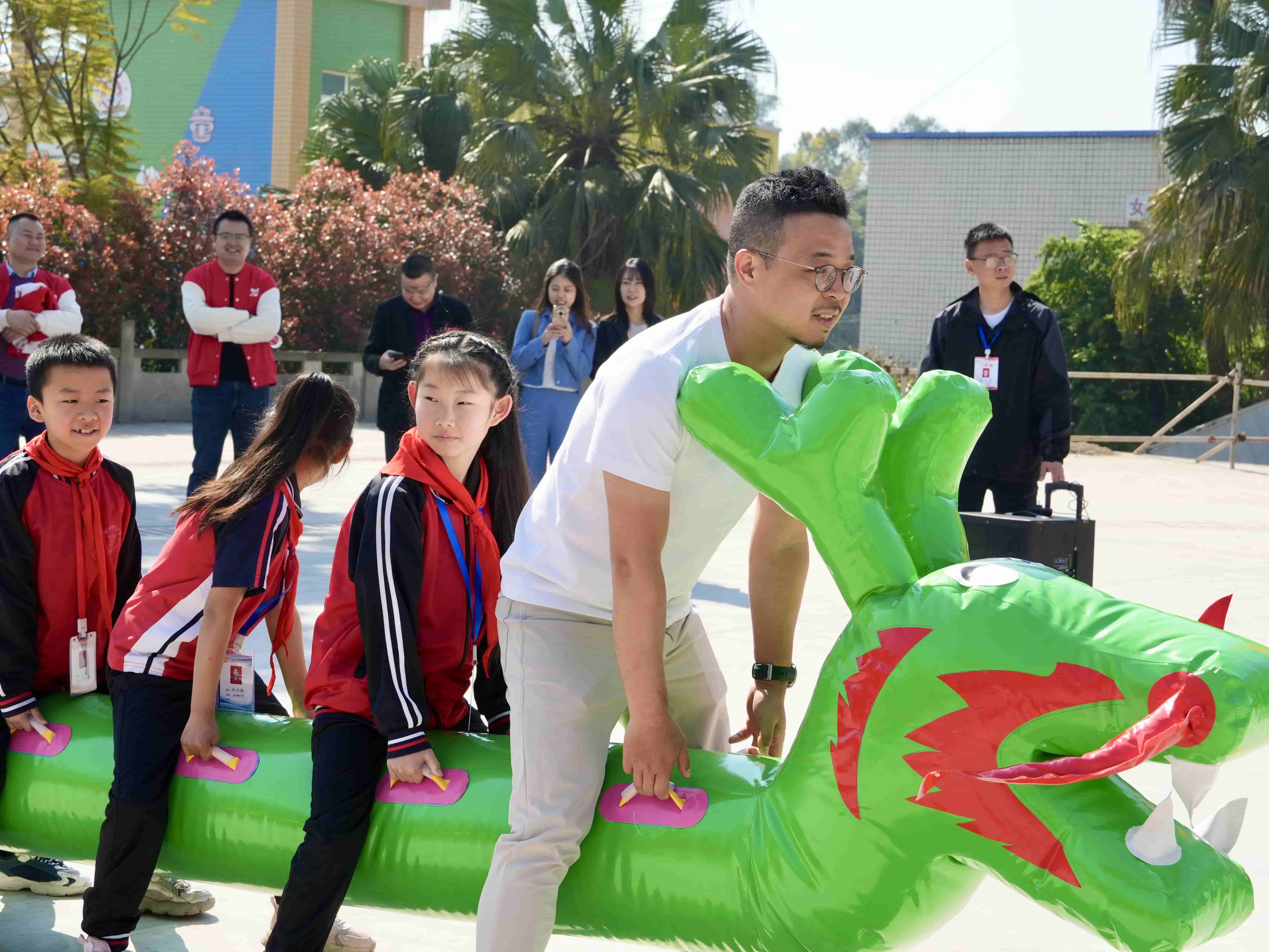 参加孩子们的互动游戏