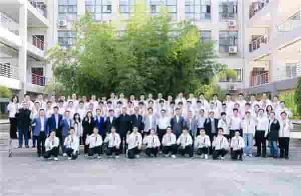 雷军回母校谈学习：大学重实践拓思维，勿让书本成枷锁