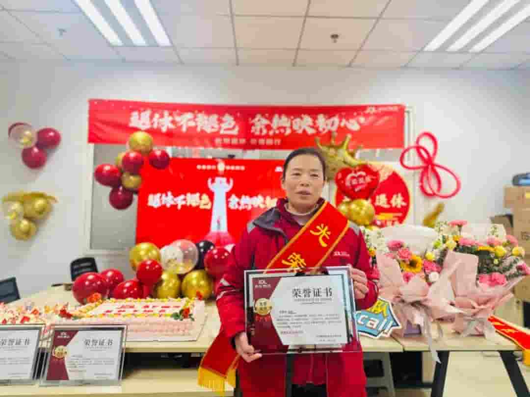 京东女分拣员退休享清福：养老金到账，全家厦门游15天乐开怀