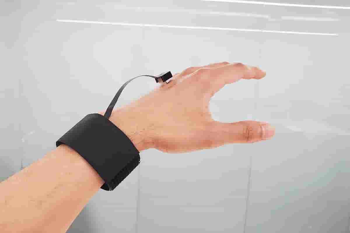 美西北大学研发VR触觉设备，指尖大小