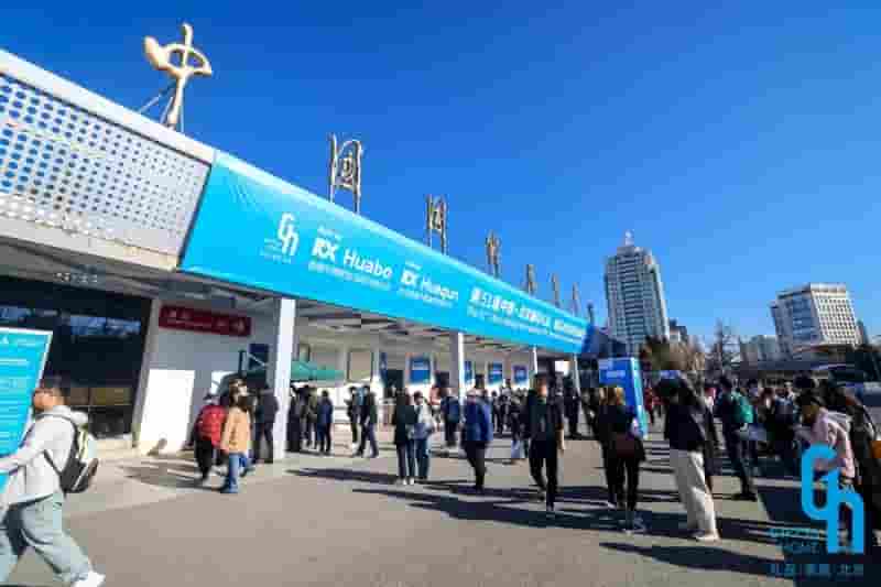 五粮液闪耀北京礼品展，人民网点赞文创酒品新风采