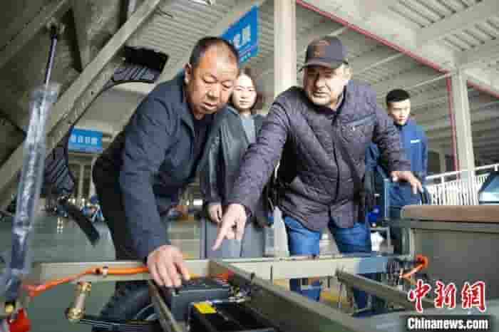 河北任丘：海外摩托客商探秘中国制造魅力