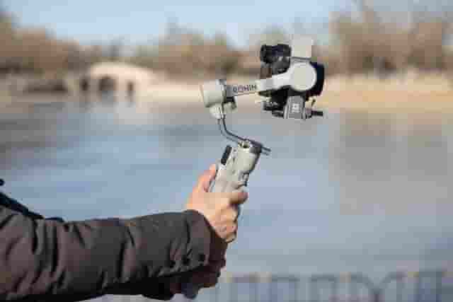 大疆RS 4 Mini稳定器：银灰新颜，轻盈