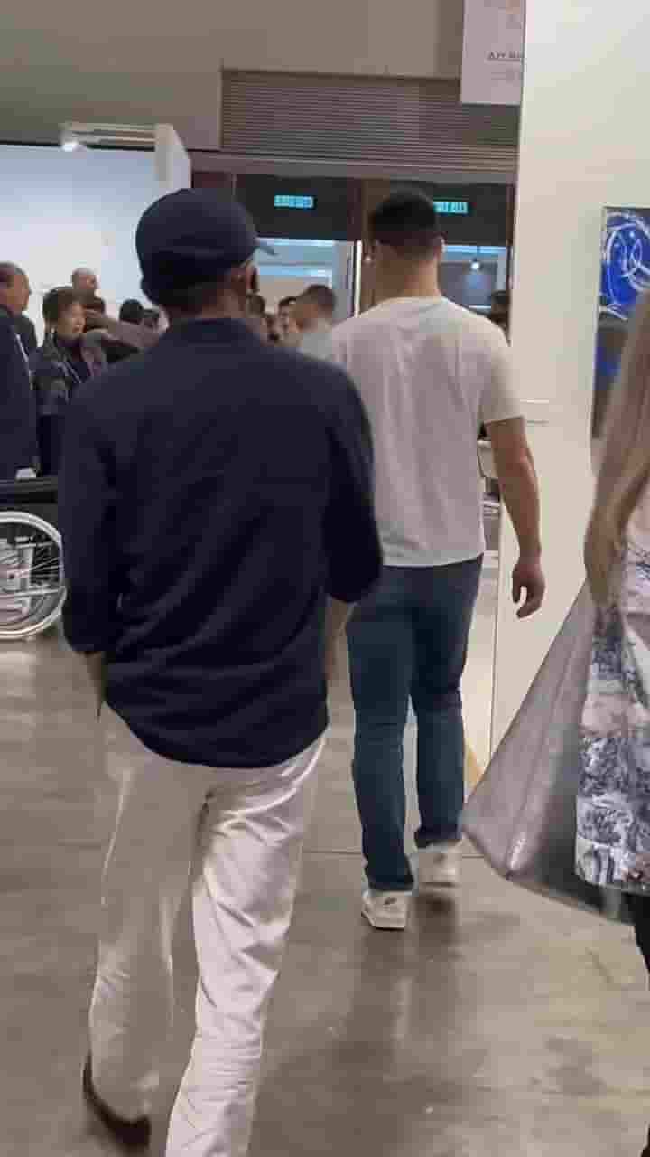 马云现身香港巴塞尔艺术展，独自悠闲