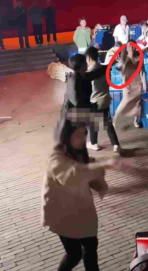 董宇辉云南行下播遇险,观众扔物险砸中,现场究竟发生了什么?