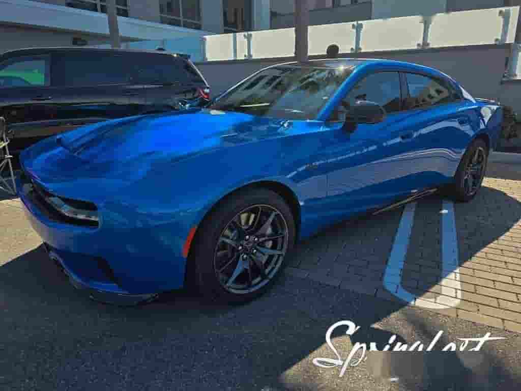 道奇四门电动Charger Daytona重启首秀，全新亮蓝色涂装引热议！