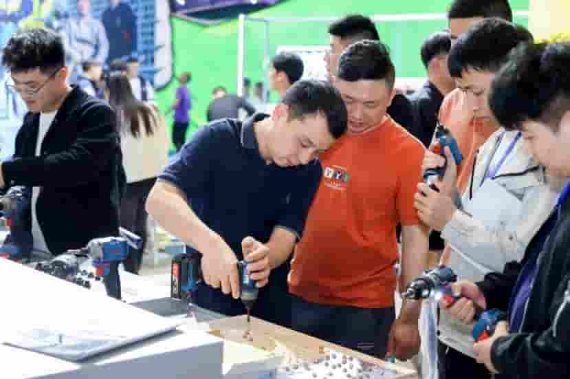 东成电动工具亮相上海五金展，无边界智能割草机器人引关注