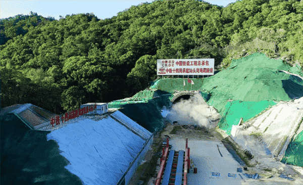 汕头湾海底隧道！世界首座350公里时速高铁海底隧道成功贯通