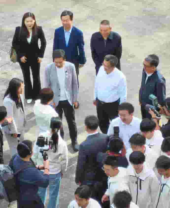 雷军重返武大，与“雷军班”同学亲密