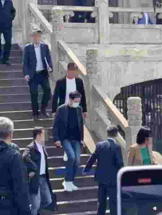 雷军重返武大，豪掷百万奖学金，还聊了聊新能源车牌颜色争议