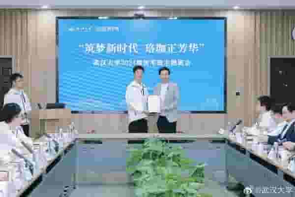 武大樱花季,雷军重返母校,在雷军班传授高分学习秘籍!