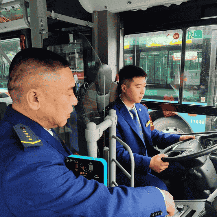 公交驾驶员江川：十六年坚守，用方向盘