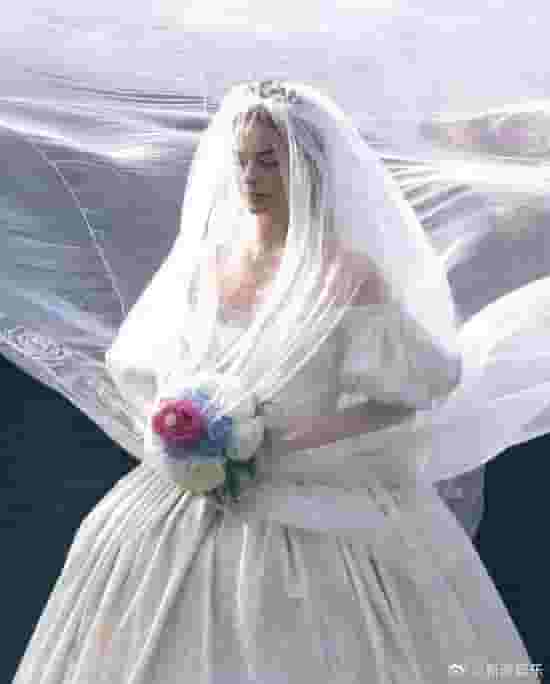 玛格特·罗比产后复出，新版《呼啸山庄》路透照温婉动人