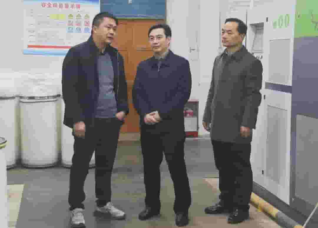 杨荣生走访小尖镇企业，强调安全生产，助力企业高质量发展