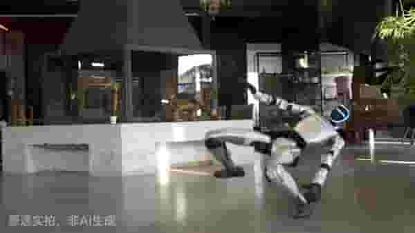 宇树人形机器人G1新技能曝光：武术表演与“鲤鱼打挺”惊艳亮相！