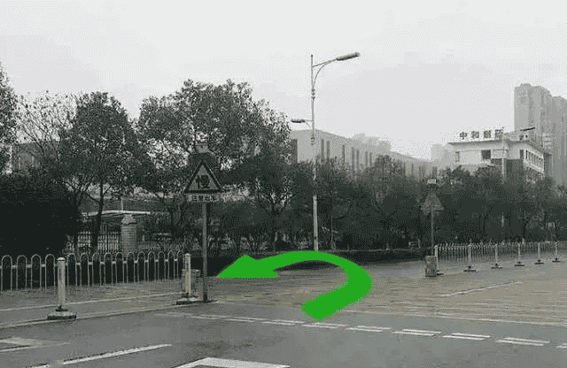 路口掉头，斑马线是过还是停？交警详解正确操作