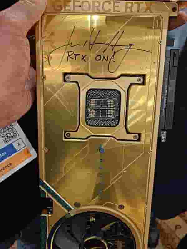黄仁勋亲签RTX 5090黄金版显卡亮相，华硕慈善拍卖引关注
