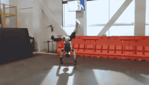 波士顿动力Atlas机器人新突破：电动版灵活“跳”出人类动作