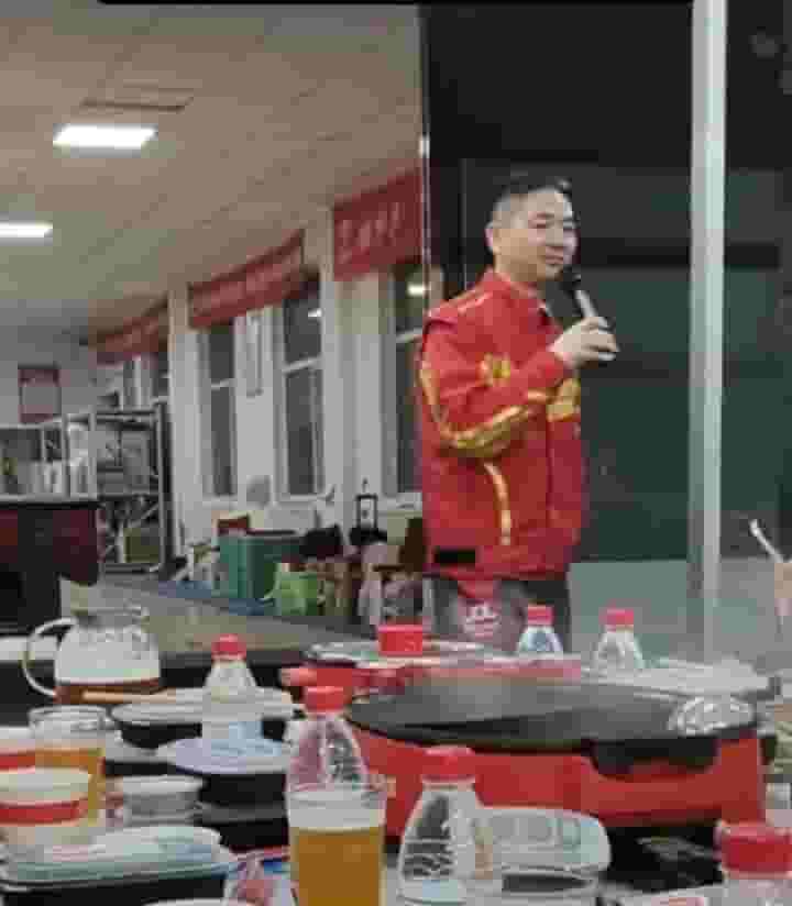 刘强东亲自送外卖后,请京东骑手共享海底捞盛宴!