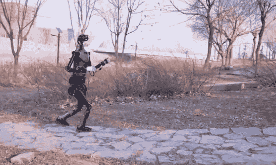 “天工”人形机器人：户外阶梯攀爬大挑战，全球首秀成功登顶！