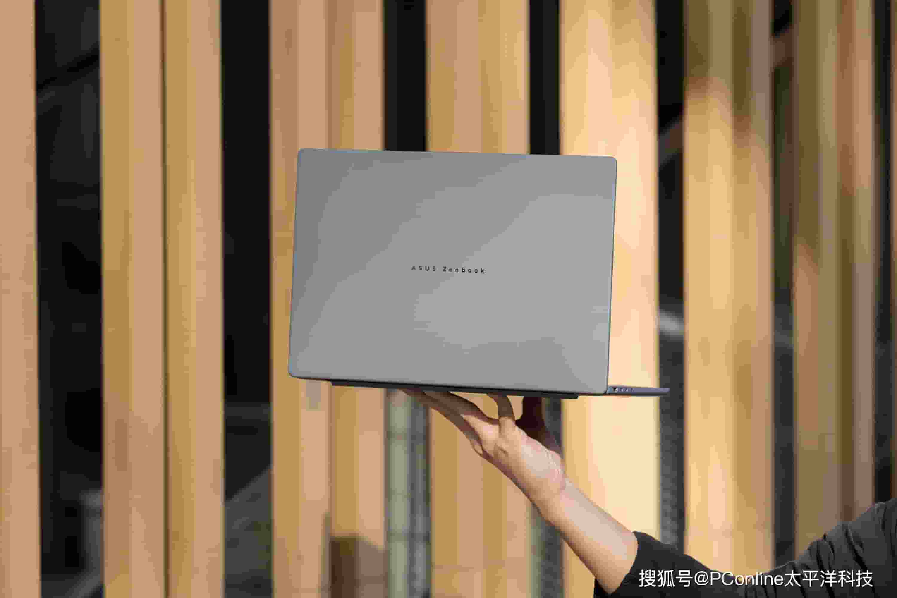 华硕灵耀14 Air 骁龙版：960g超轻设计，开启轻薄本续航新篇章