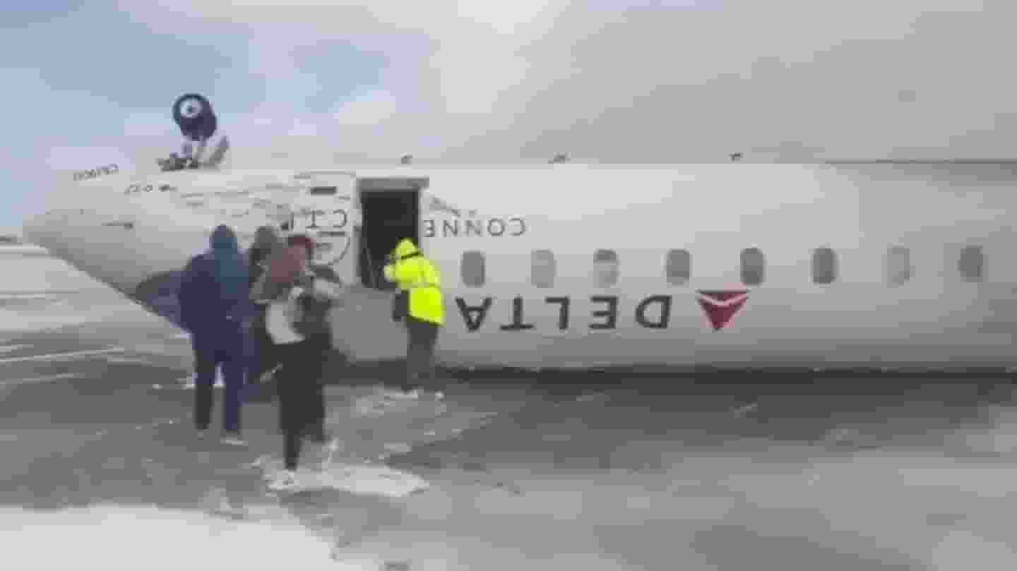 达美航空客机“倒扣”着陆，乘客惊险逃生，至少18人受伤！