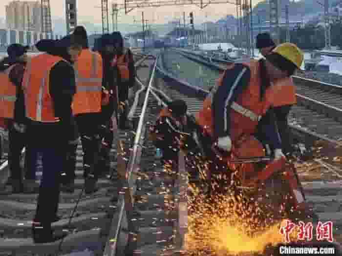 春运幕后英雄：太原铁路工人在零下18度换轨保畅通