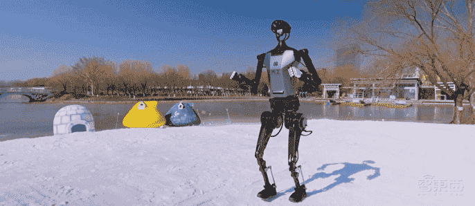 天工机器人：首秀连续爬楼梯与雪地奔