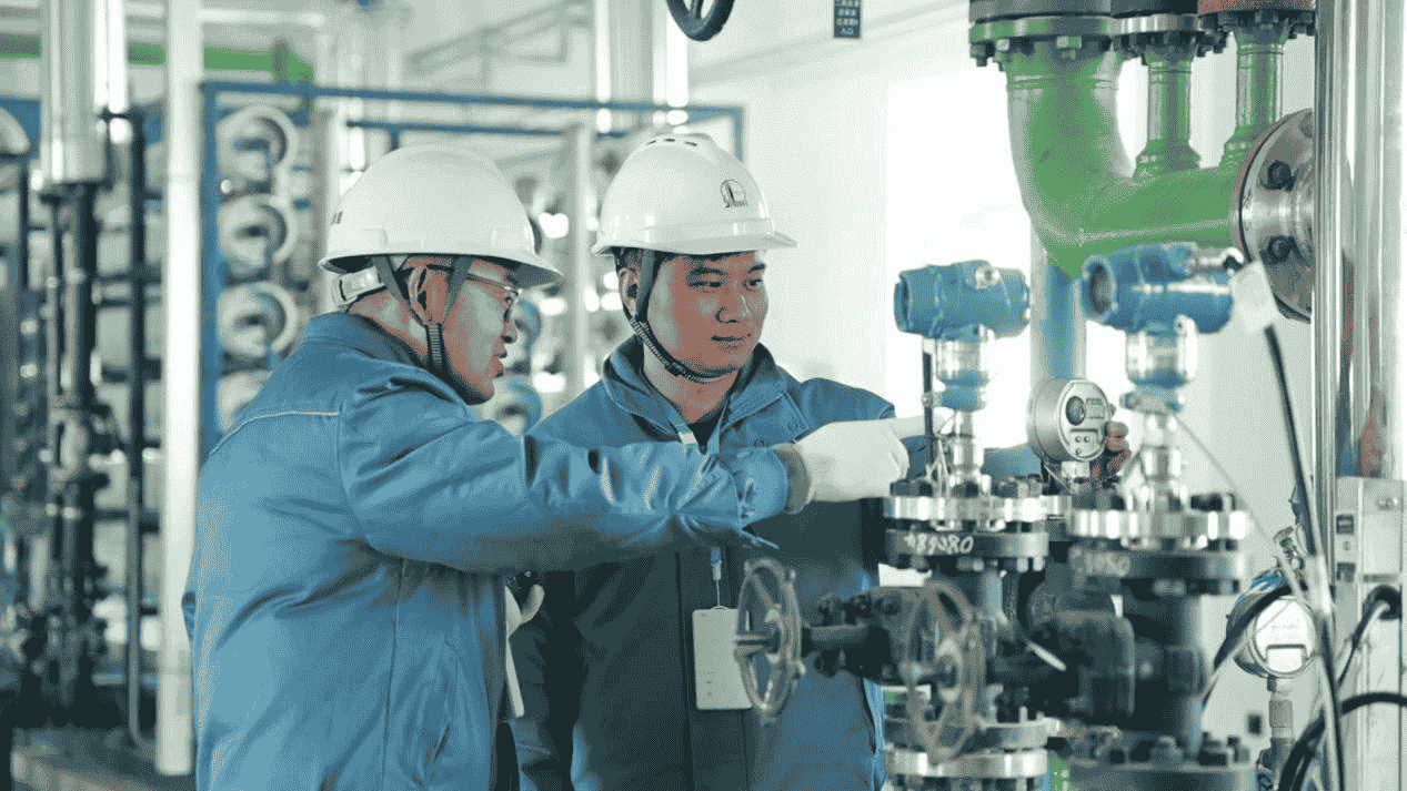 新疆库车：绿氢新能源生产线全速运转，助力环保与经济发展双赢