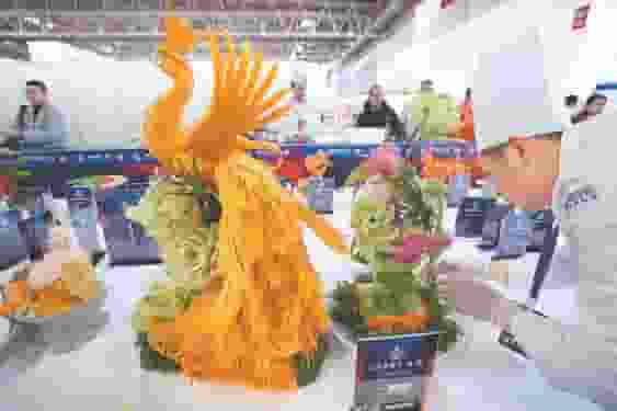 北京餐博会：千余家品牌汇聚，顶尖名厨现场炫技展风采