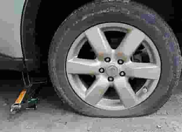 轮胎扎钉怎么办？正确处理步骤揭秘，多数车主竟不知！