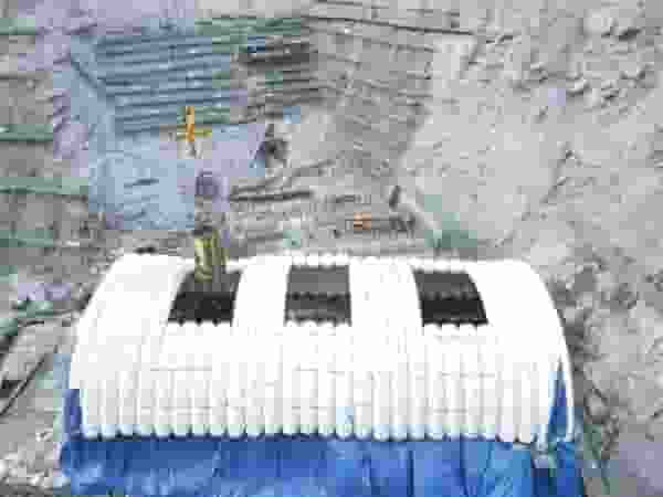 中国叶巴滩水电站大坝：高寒高海拔挑