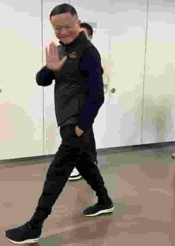 马云重返阿里杭州园，黑衣笑迎员工，共话AI与未来