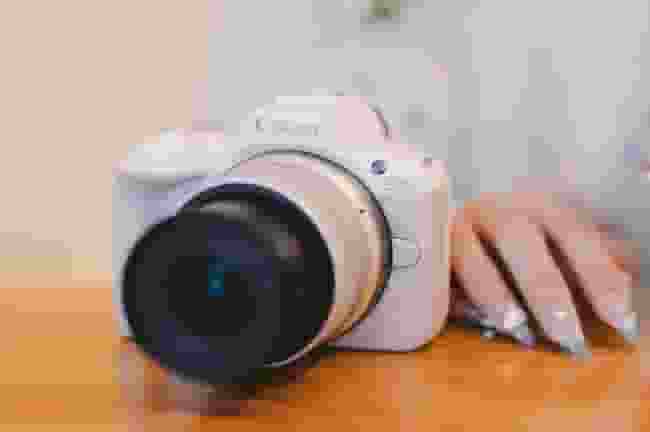 冬日暖阳下的浪漫定格：佳能EOS R50记录温馨人像之旅