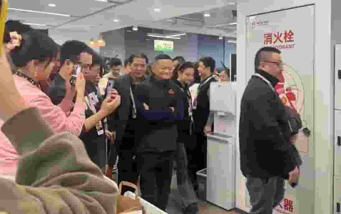 马云低调现身阿里园区，近日还曾被偶遇在新加坡打高尔夫